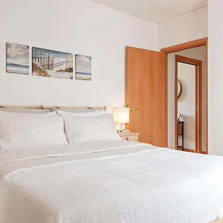 Cozy Retreat In Coastal 아파트