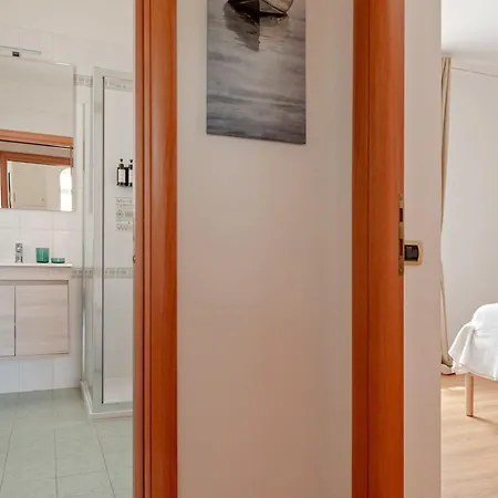 Cozy Retreat In Coastal 아파트